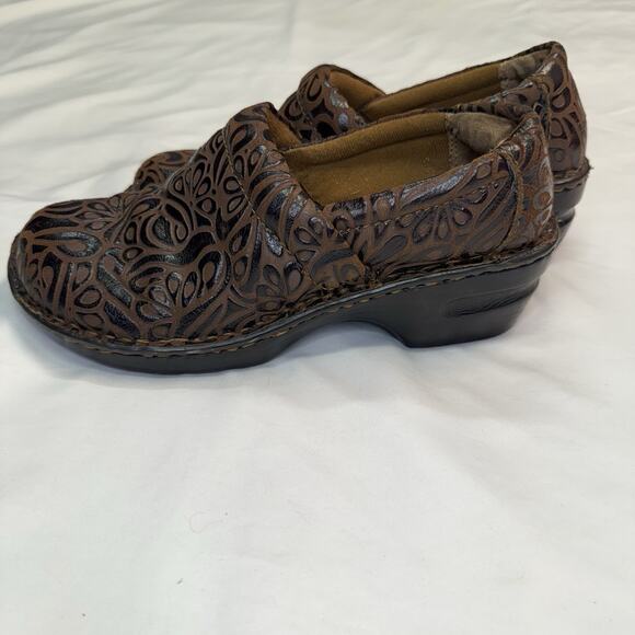 BORN B.O.C. PEGGY Coffee Brown Tooled Leather Nursing Work Clogs BC6630 US 8.5 - Picture 2 of 12